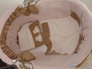 Berceau de Choupinette avant de passer dans le lit à barreaux et dans la chambre de sa soeur