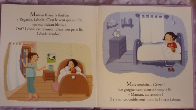 Léonie a peur des mouvements sur le rideau blanc.