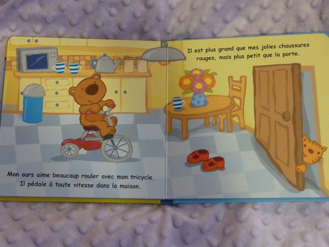 L'ours dans la cuisine qui joue au tricycle.