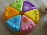 Les parts de gâteau pour apprendre les couleurs.