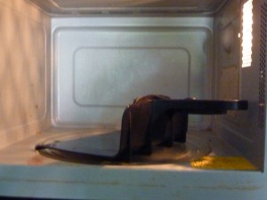 L'attrape-plats micro-ondes. Vue de dos!