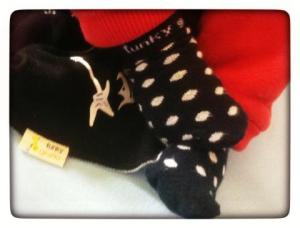 Riviera cousin avec des chaussettes noires à pois blancs.