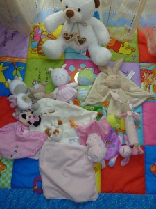 Tapis de jeux et doudous, peluches.