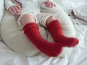 Chaussettes rouges aux bords repliés. Ne glissent pas non plus!