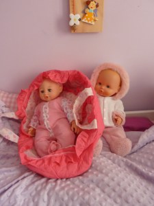 Poupons Nenuco nez qui coule et Aimantine avec son couffin.