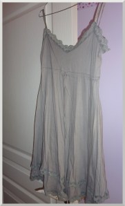 Ma superbe robe de plage grise.