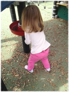 Livia et ses copeaux de bois, tout un jeu!