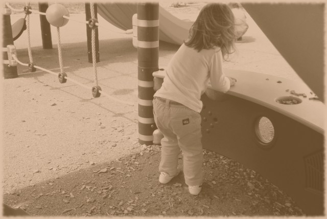 Puce avec ces copeaux de bois en train de les mélanger.
