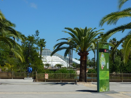 Entrée du Parc Phoenix, la serre au fond.