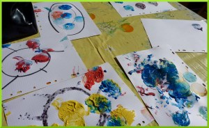 Peindre avec des pommes de terre en guise de tampons.