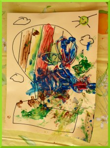 Peindre avec des cotons tiges sur un dessin de montgolfière (on lit un livre en ce moment la dessus).