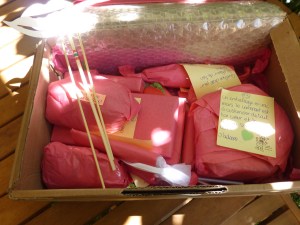 De jolis paquets dans du crépon rose.