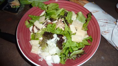 Salade fraiche d'été aux jeunes pousses d'épinards et parmesan.