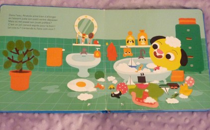 Dans son bain avec son canard.