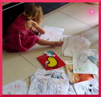 Puce qui dessine au milieu de sa maison.