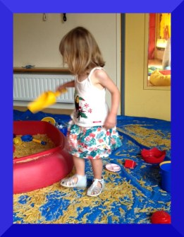 Puce lors d'un atelier à la crèche, fête de fin d'année.