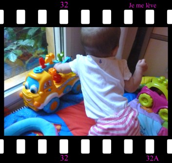 Choupinette s'appuie sur le camion de sa soeur pour se lever.