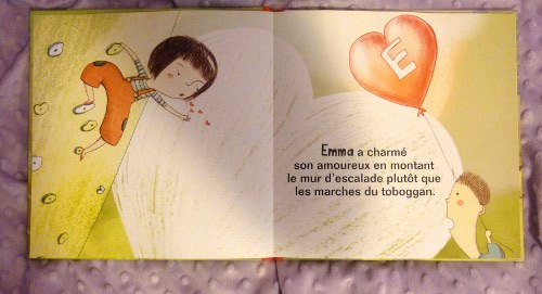 Emma passe par le mur d'escalade.