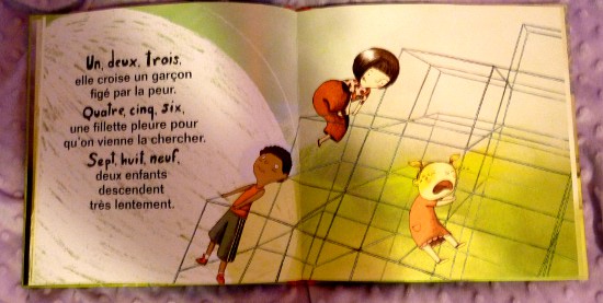 Elle entreprend l'ascension de la pyramide.