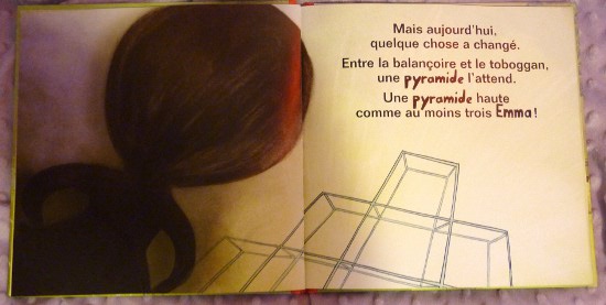 L'ombre d'Emma par rapport à la pyramide.