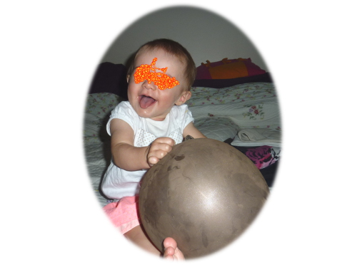 Choupinette et son ballon de baudruche.
