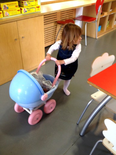 L'espace poupons / marchande / cuisinière.